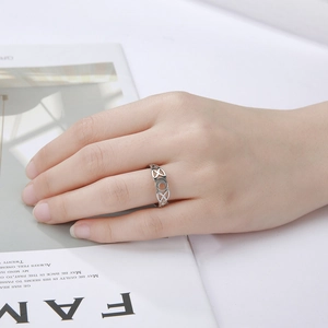 Detailopname van een zilveren roestvrijstalen ring met maan en Keltisch knoopontwerp