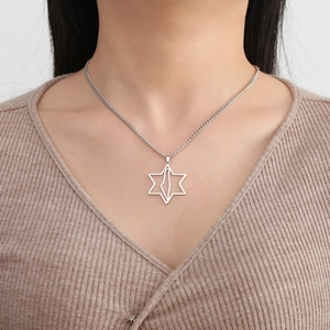 Dettaglio della collana stella di David argento con mappa indossata da una modella