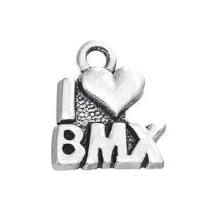 Vue détaillée du pendentif cœur en argent vieilli avec motif I love BMX en relief