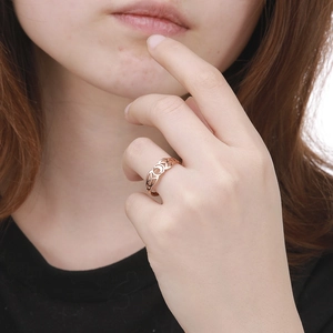 Roségouden Keltische maanknoop ring gedragen door een model met verfijnd opengewerkt design