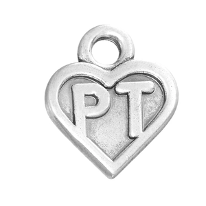 Gros plan d'un pendentif cœur en alliage de zinc avec gravure PT et finition argentée