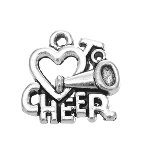 Détail du pendentif cœur argenté avec icône mégaphone et gravure Cheer pour DIY