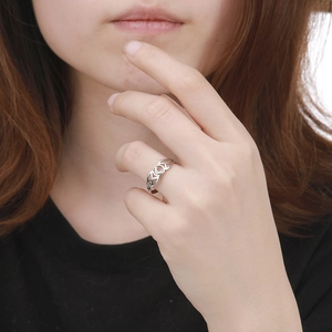 Macroweergave van zilveren triple moon godin ring met keltische knoopdetails