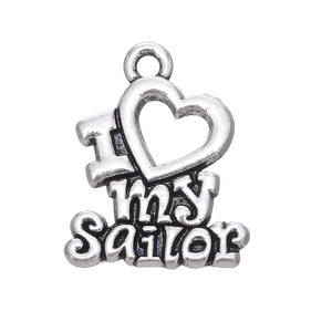 Détail du pendentif cœur argenté avec gravure I love my Sailor et finition antique