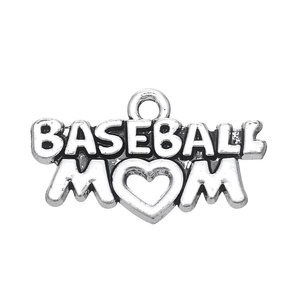 Gros plan détaillé d'un pendentif cœur argenté Baseball Mom pour bijoux faits main