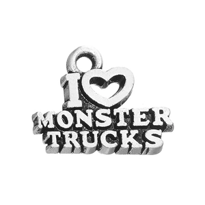 Détail du pendentif coeur argenté vintage gravé I Love Monster Trucks