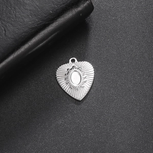 Pendentif coeur en acier inoxydable avec texture soleil et sertissage ovale poli