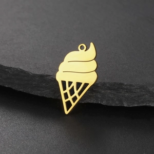Dettaglio macro di un ciondolo a cono gelato placcato oro 18K con trama a traliccio