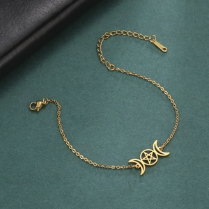 Tobillera de acero de titanio con colgante de luna y pentagrama sobre fondo verde