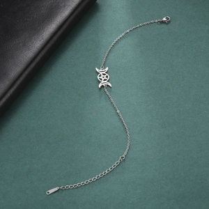 Detalle de pulsera de triple luna plateada con pentagrama hueco y cierre de pinza