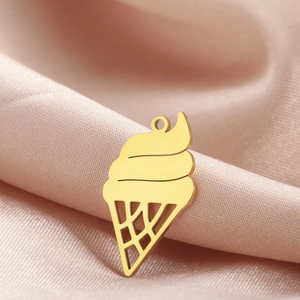 Ciondolo gelato placcato oro 18K con dettagli a griglia cava su sfondo di seta rosa