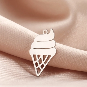 Ciondolo a forma di cono gelato in acciaio lucido con design traforato su seta