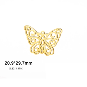 Λεπτομερής προβολή μεγέθους 20,9x29,7mm αυτού του 18K χρυσού διάτρητου μενταγιόν πεταλούδα