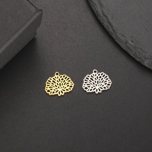 Detailansicht der hohlgeschnittenen Blumenanhänger in Gold und Silber-Optik