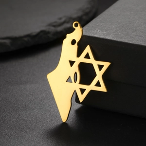 Détail macro du pendentif carte d'Israël doré et étoile de David sur boîte noire