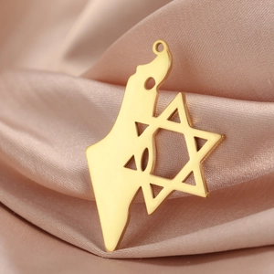 Détail macro du pendentif carte d'Israël Étoile de David dorée sur fond de soie élégant