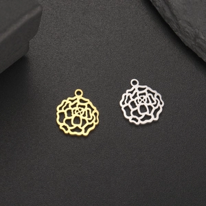 Detailansicht der gold- und silberfarbenen hohlen Rosenblütenanhänger für DIY-Schmuck