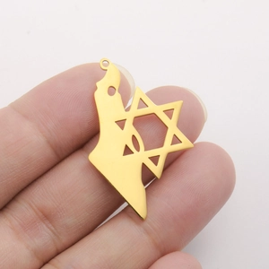 Détail du pendentif carte d'Israël doré avec l'Étoile de David tenu à la main