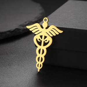 Vista detallada del colgante médico Caduceo de acero inoxidable dorado sobre fondo oscuro
