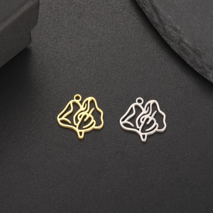 Nahaufnahme silberner und goldener hohler Blumenherz-Anhänger mit poliertem Metallfinish