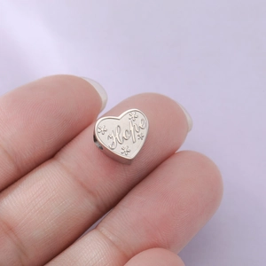 Gros plan détaillé d'un pendentif en forme de cœur Hope en argent pour bijoux DIY