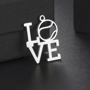 Dettaglio del ciondolo LOVE traforato con icona tennis in acciaio inox lucido