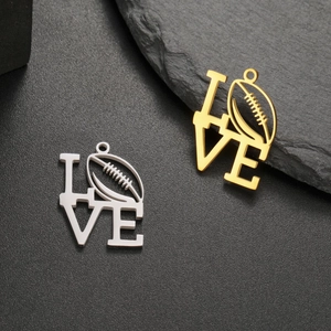 Dettaglio macro del ciondolo LOVE con icona rugby in finitura oro e argento lucido