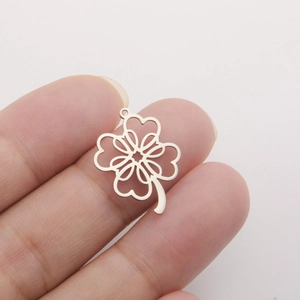Kleeblatt-Anhänger aus Edelstahl mit Herzblättern in der Hand für DIY-Schmuck