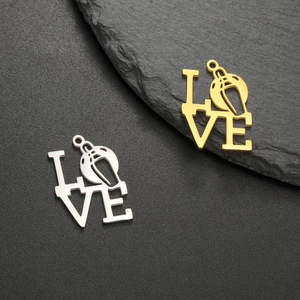 Dettaglio dei ciondoli con scritte LOVE lucide in oro e argento per gioielli fai-da-te