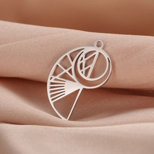 Gros plan détaillé d'un pendentif coquillage géométrique sur un tissu en satin rose