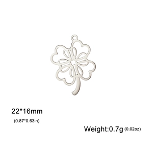 Detailansicht Kleeblatt-Anhänger mit Herz-Ausschnitten und Maßen von 22x16 mm in Silber