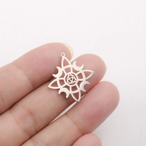 Détail d'un pendentif nœud celtique en acier inoxydable avec charmes de croissant