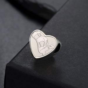 Gros plan détaillé du pendentif cœur argenté avec silhouette pour création de bijoux