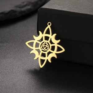 Vue détaillée du pendentif nœud celtique doré sur un support à bijoux noir texturé