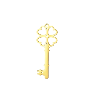 Pendentif clé doré poli avec motif trèfle et cœur ajouré en gros plan détaillé