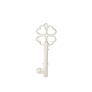 Détail du pendentif clé en acier poli avec découpe en forme de trèfle à cœurs