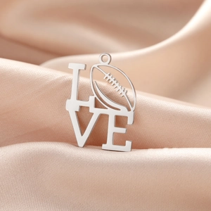 Dettaglio del ciondolo LOVE con football americano e anello in acciaio inox