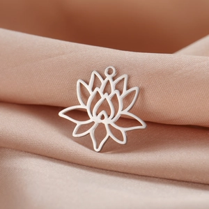 Vue détaillée d'un pendentif fleur de lotus argenté pour la création de bijoux DIY