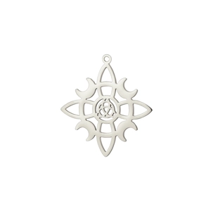 Détail macro du pendentif étoile en acier inoxydable argenté avec nœud celtique
