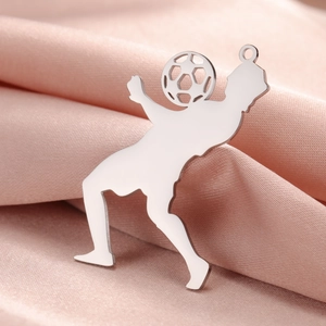 Pendentif joueur de football en argent poli sur satin rose pour bijoux DIY