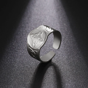 Detailaufnahme des silbernen Edelstahl-Rings mit aufwendigen keltischen Knoten-Gravuren