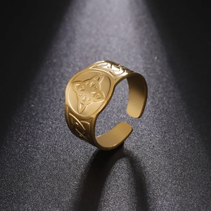 Detailaufnahme des Retro-Goldrings mit vierblättrigem Kleeblatt und keltischen Knoten
