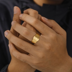 Herrenring aus goldenem Edelstahl mit keltischer Mandala-Gravur an der Hand gezeigt