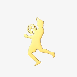 Détail d'un pendentif silhouette de footballeur doré avec ballon de foot évidé