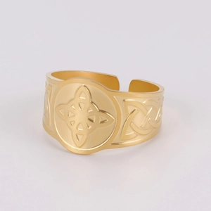 Detail eines goldenen Edelstahlrings mit Keltenknoten und gewebter Textur am Band