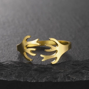 Anello aperto creativo a forma di corallo dorato in acciaio titanio su fondo in pietra nera