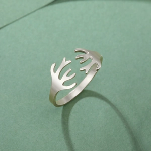 Anello aperto in argento lucido con design a corallo minimalista su uno sfondo verde scuro