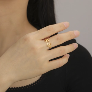 Dettaglio dell'anello a ramo di corallo placcato oro 18K indossato da una modella
