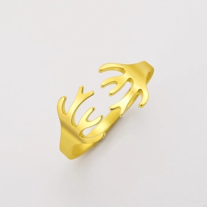 Dettaglio di un anello placcato oro 18 carati con design unico a forma di corallo