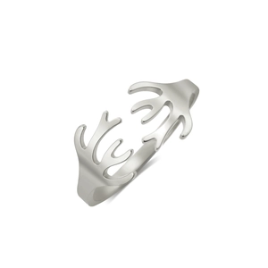 Dettaglio macro dell'anello regolabile placcato oro 18 carati con design a ramo di corallo